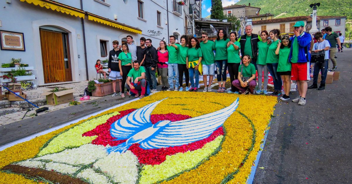 LInfiorata Di Cusano Mutri I Tappeti Di Fiori Per Le Strade Del Borgo