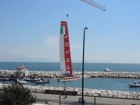 luna rossa in acqua