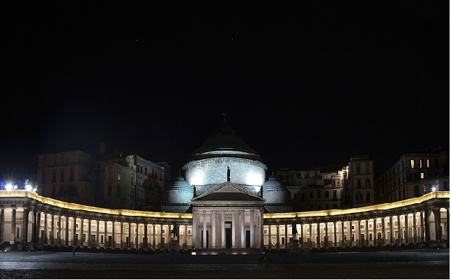 Risultati immagini per Mandolini sotto le stelle a Piazza del Plebiscito