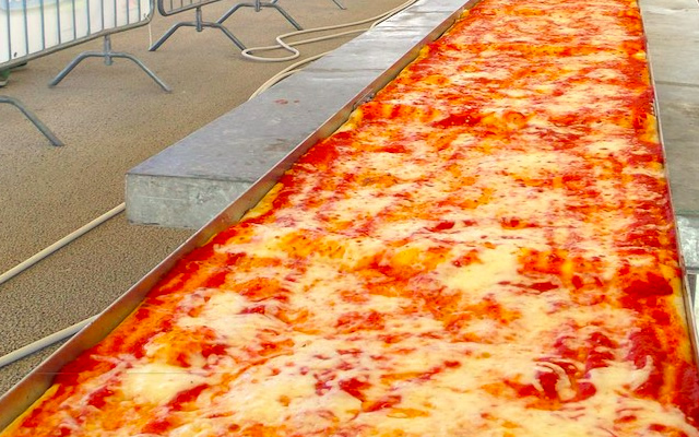 La Pizza più lunga del mondo sul lungomare Caracciolo di Napoli