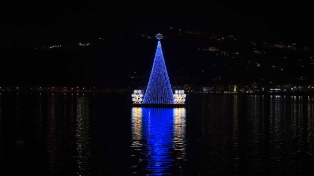 L'albero di Natale blu sul lago Miseno di Bacoli