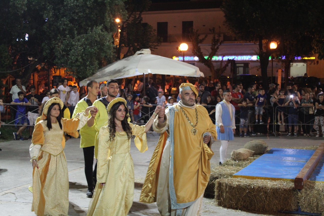 Palio del Ciuccio a Santa Maria la Carit con tanta birra e