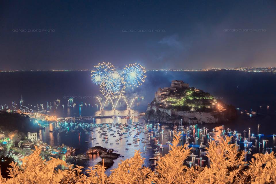 Festa di Sant'Anna 2018 ad Ischia: Fuochi d'Artificio e Incendio del  Castello