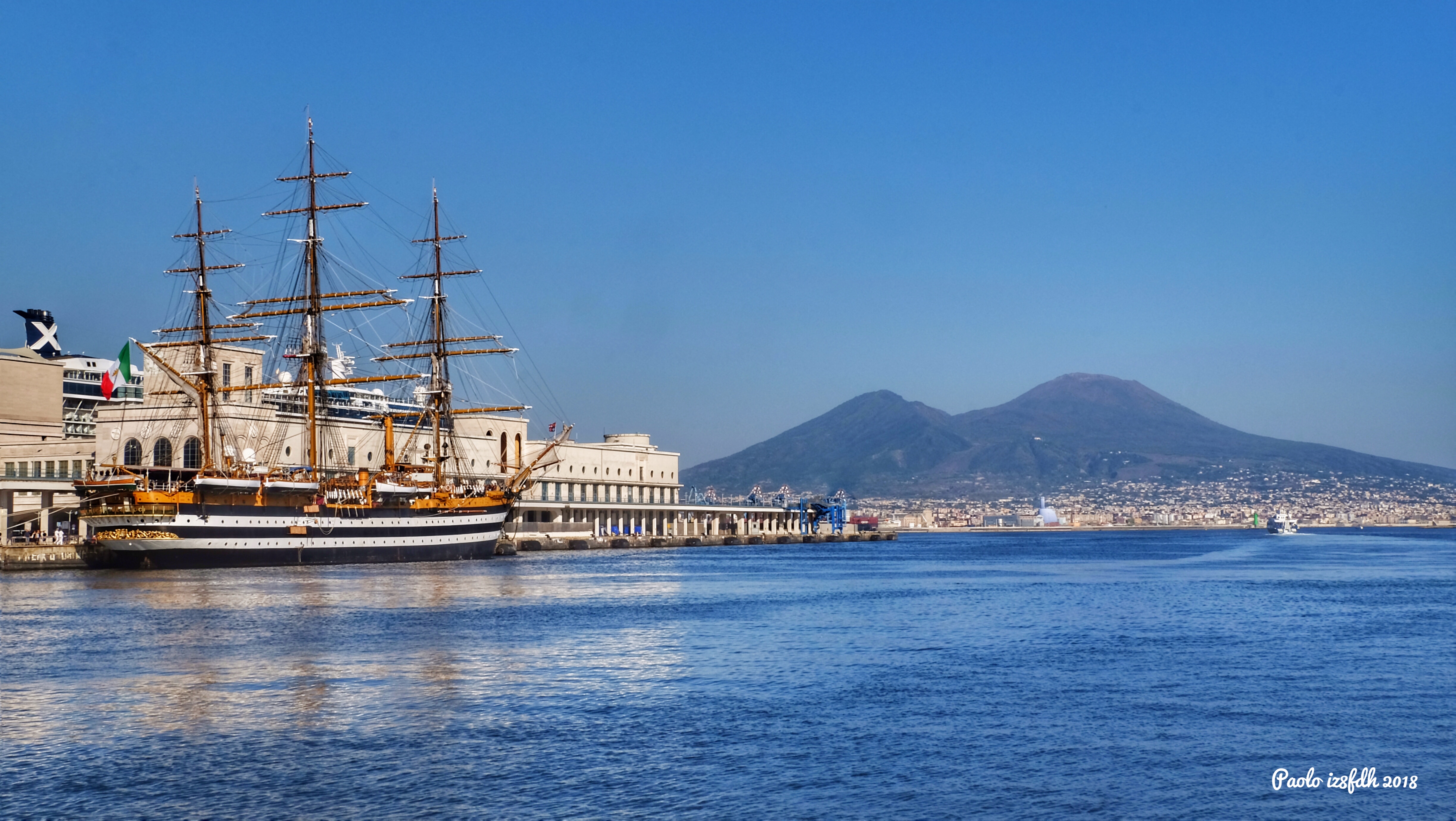 La nave Amerigo Vespucci al porto di Napoli