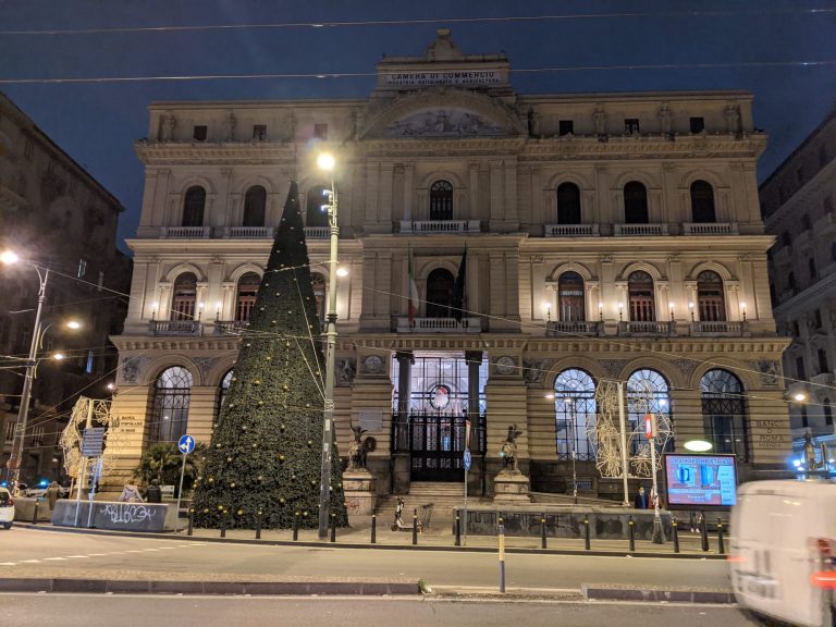 Un grande Albero di Natale a Piazza Bovio a Napoli e ne arriverà uno