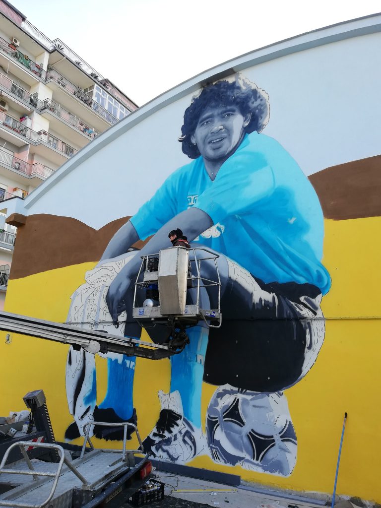 Un grande murale di Diego Armando Maradona a Gragnano ad