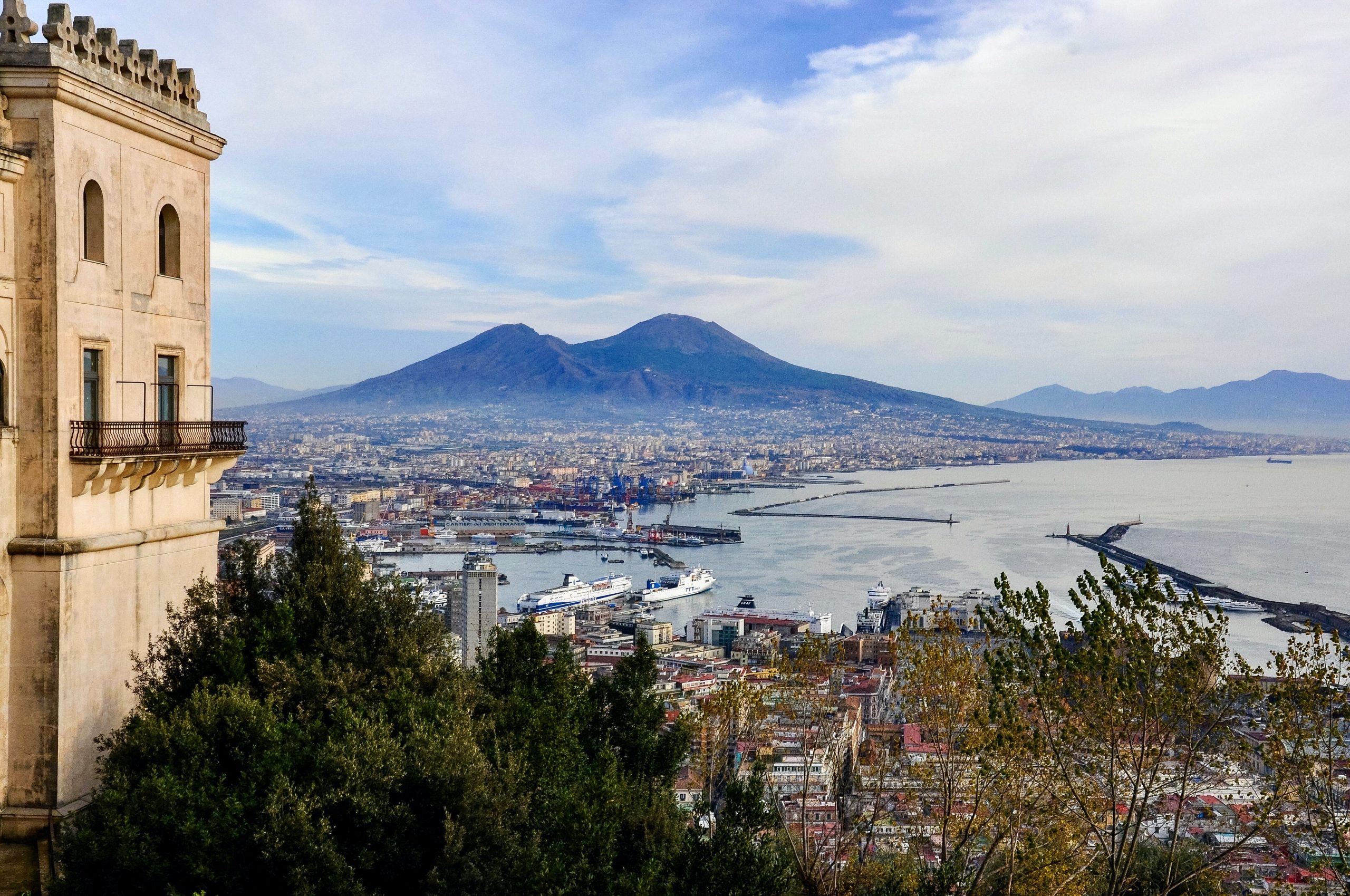 Italiano: Napoli, quartiere di Fuorigrotta, veduta dalla collina