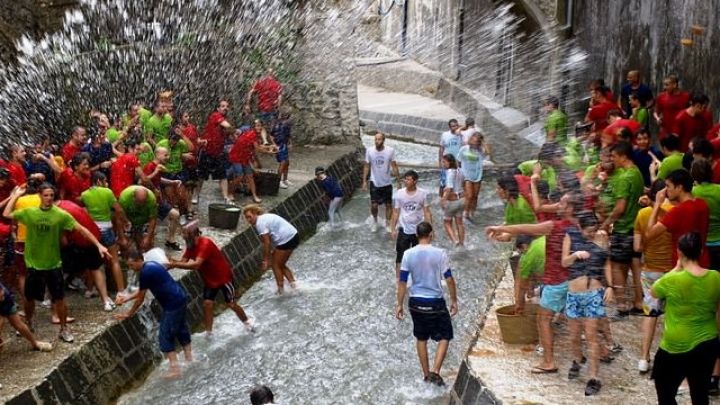 A-chiena-2016-la-grande-festa-dell’Acqua-a-Campagna-SA.jpg