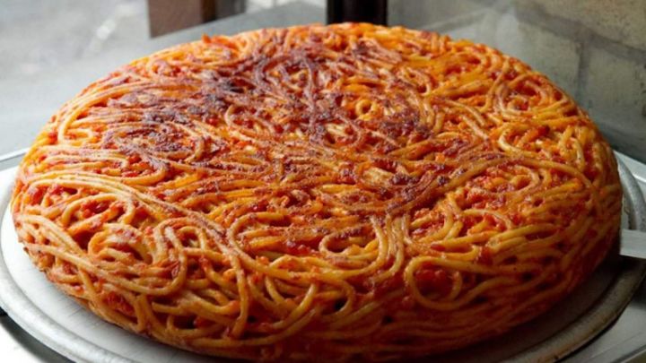 Giri-di-Pasta-a-Napoli-il-primo-take-away-della-Frittata-di-Maccheroni-.jpg