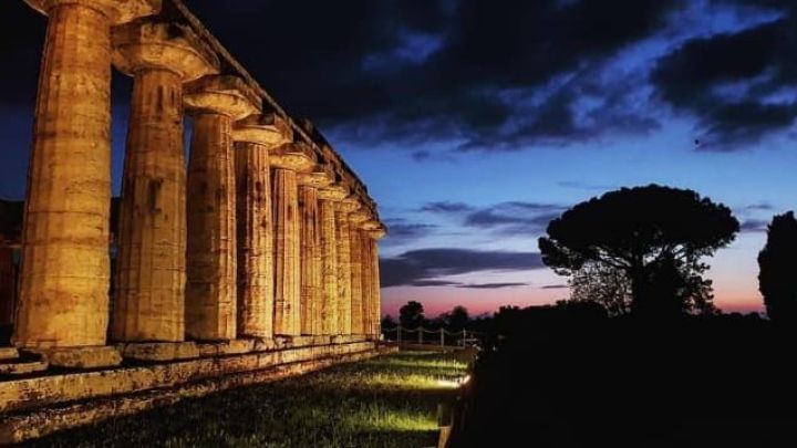 Paestum-by-night.jpg