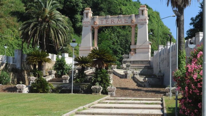 Parco-del-Benessere-delle-Terme-di-Agnano-riapre-con-7-piscine.jpg