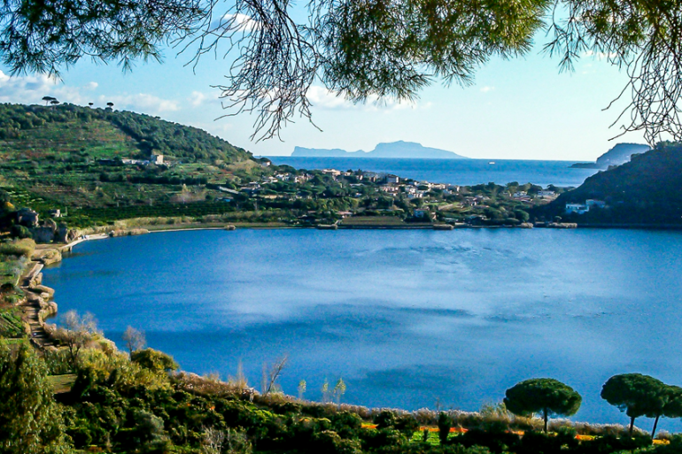 Riapre-la-Passeggiata-attorno-al-Lago-dAverno-si-potrà-fare-il-giro-lungo-il-lago.png