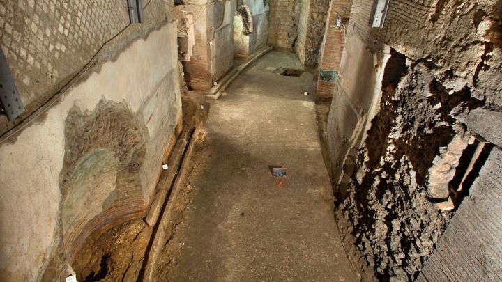 Teatro-romano-di-Neapolis-ambulacro-interno.jpg