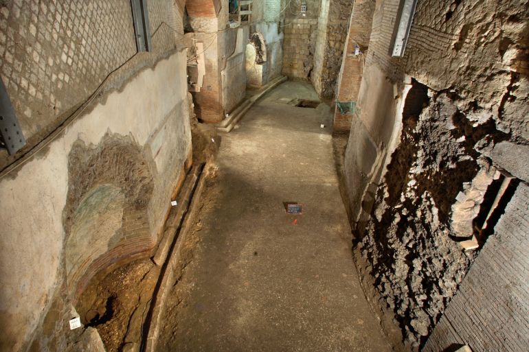 Teatro-romano-di-Neapolis-ambulacro-interno.jpg