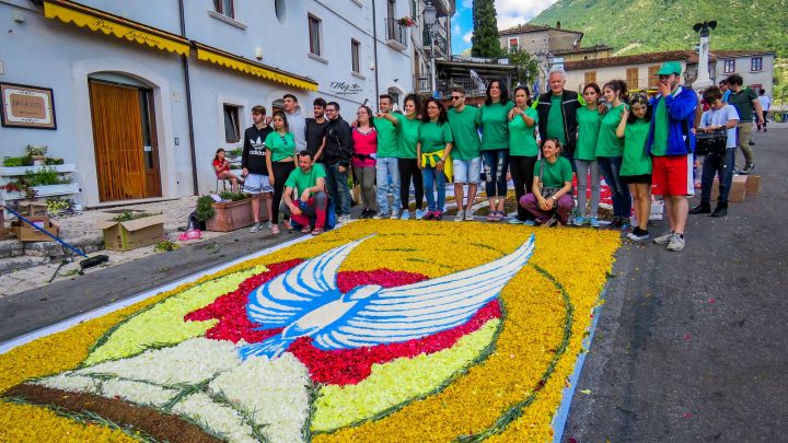 infiorata-Cusano-Mutri-2017-Ph-Facebook-Pro-Loco-Cusano-Mutri.jpg