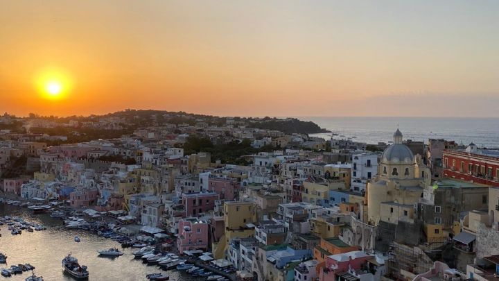 procida-tramonto-Napoli-da-Vivere.jpg